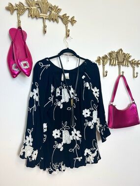 Black Floral Embroidered Bohemian Top  ptp 24.7” l 27”